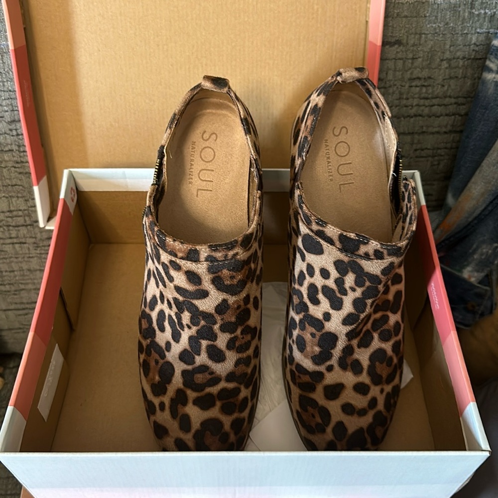 Previously owned Dame cheetah shoe boots size 11